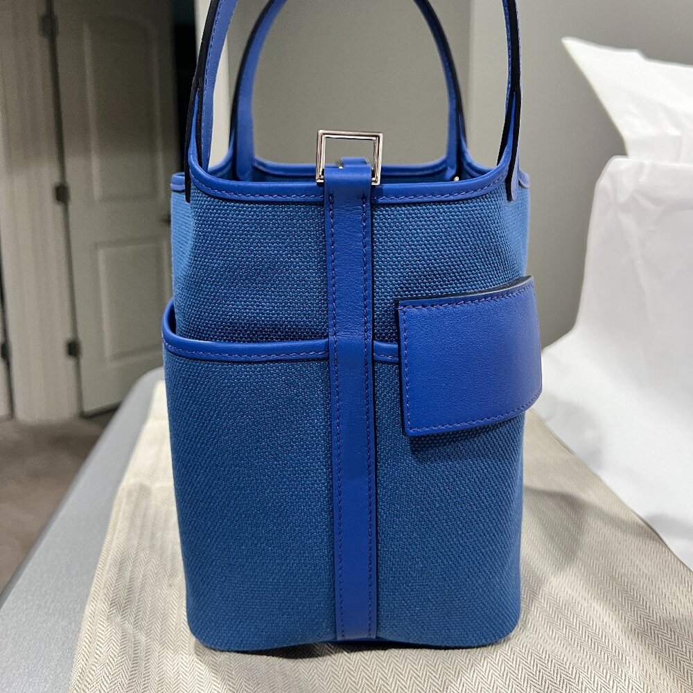 Cargo Picotin Lock is in Bleu France swift leather and toile with palladium hard
